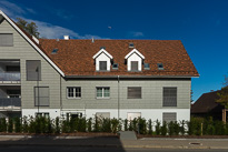 2 Mehrfamilienhäuser mit viel Umschwung und schönen Holzbau Details.