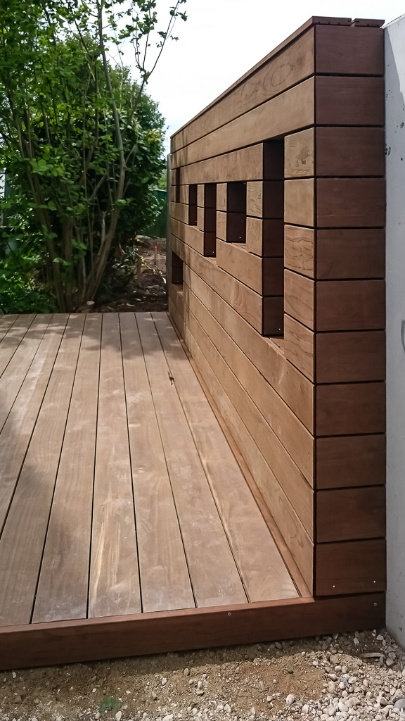 Aus Kebony Holz gefertigt und mit Aluminium Unterkonstruktion extrem dauerhaft gemacht. Ein schöner Sommertraum aus Holz.