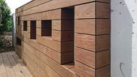 Aus Kebony Holz gefertigt und mit Aluminium Unterkonstruktion extrem dauerhaft gemacht. Ein schöner Sommertraum aus Holz.