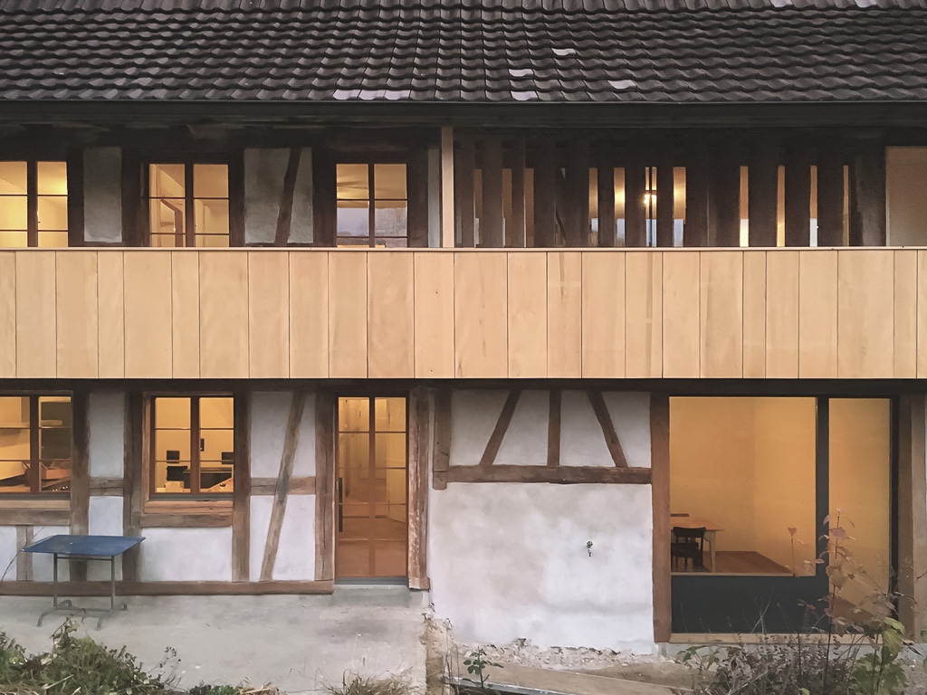 Im Ursprung, ein altes Bauernhaus in Eglisau. Das Ergebnis nach dem Umbau, kann überzeugen. Alte Elemente treffen auf moderne und zeitgemässe Strukturen.